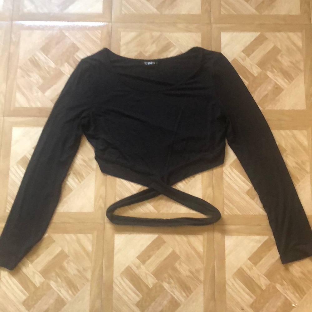 Black cropped long sleeve shirt